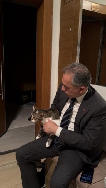 EVİN ANAHTARI ARABADA KALDI, KAPIYI 'FRED' AÇTI