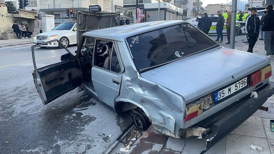 Otomobil ile polis aracı çarpıştı: 1’i çocuk 4 yaralı