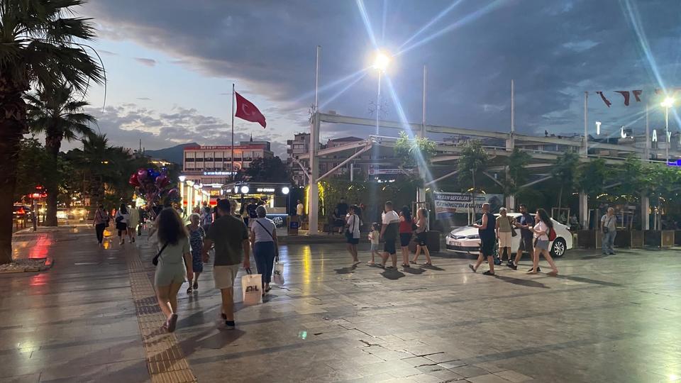 Aydınlılar ancak akşam serinliğinde nefes alıyor