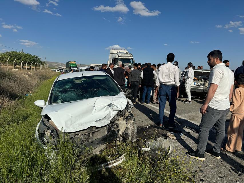 Otomobiller çarpıştı: 2'si ağır 5 yaralı