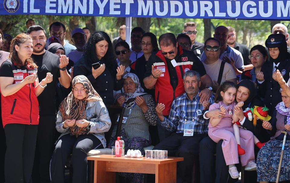 ŞEHİT POLİSE EŞİNDEN YÜREKLERİ DAĞLAYAN VEDA