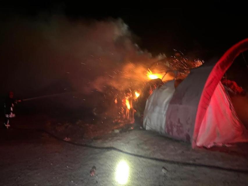 Bahçedeki saman balyaları alev alev yandı