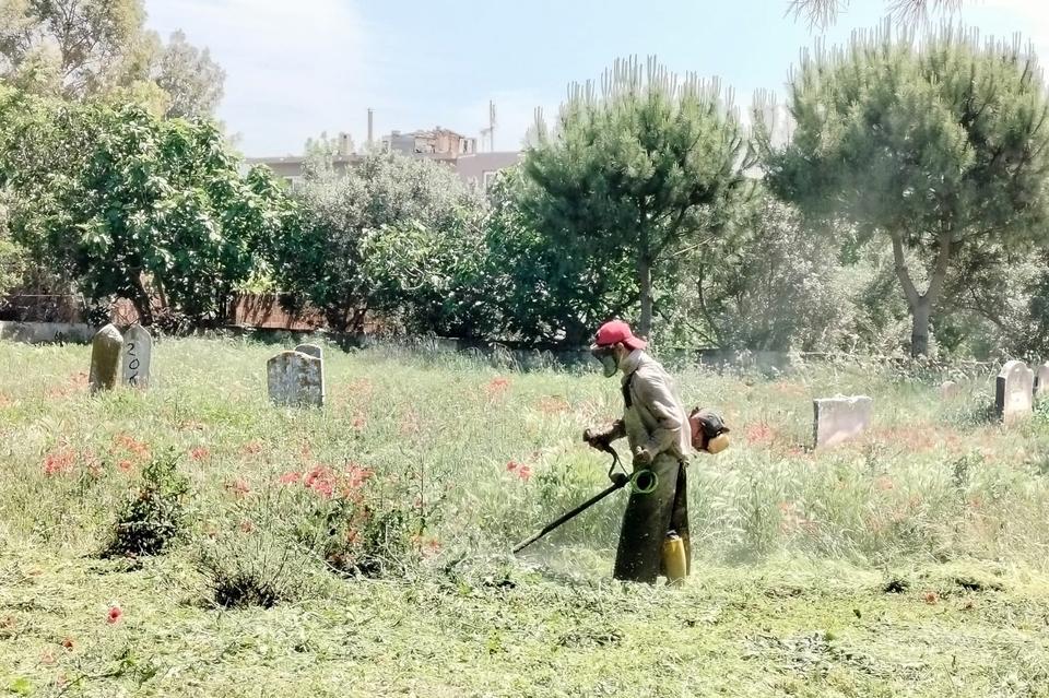 Efeler Belediyesi’nden mezarlıklarda bakım çalışması