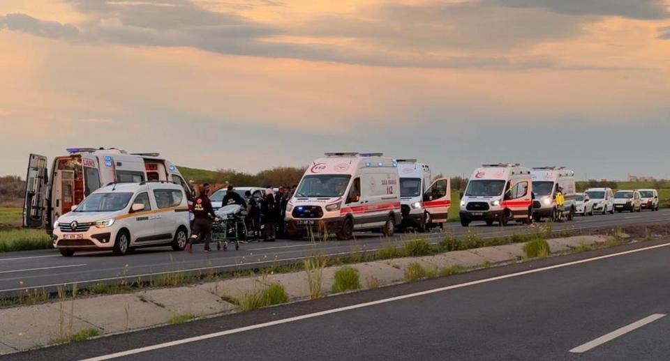 İçinde çocukların da olduğu araç takla attı: 10 yaralı