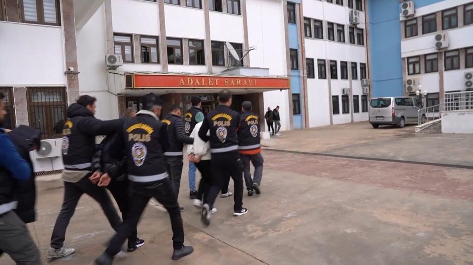 KENDİLERİNİ KAMU GÖREVLİSİ OLARAK TANITIP VATANDAŞI DOLANDIRMIŞLARDI: TUTUKLANDILAR