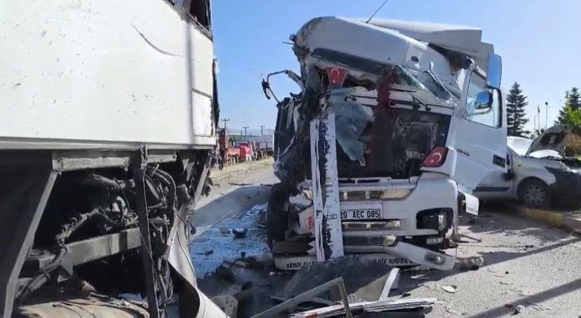 TIR, KIRMIZI IŞIKTA BEKLEYEN OTOBÜS VE OTOMOBİLE ÇARPTI: 6 YARALI