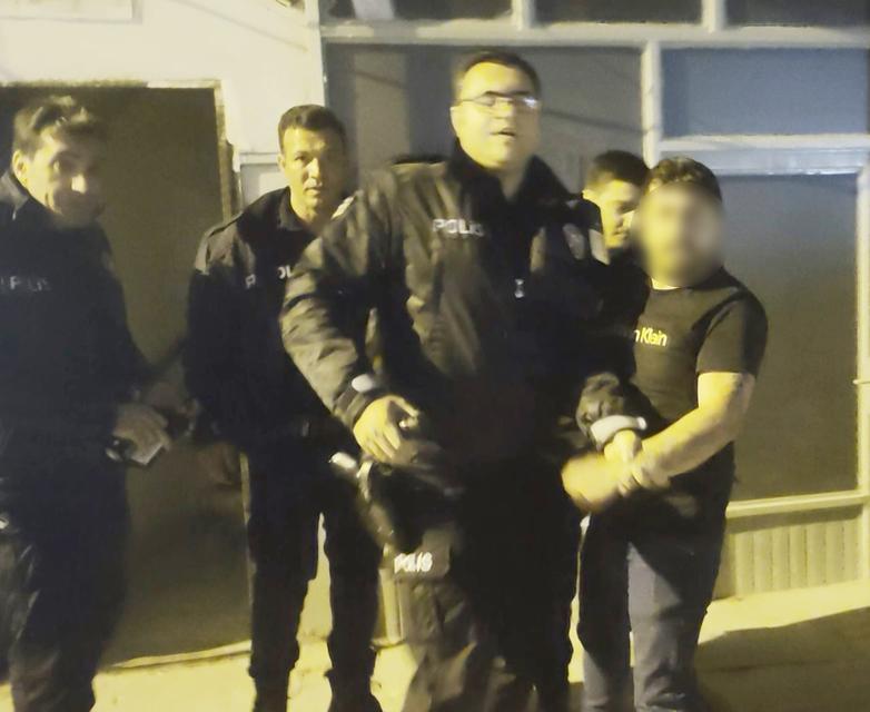 AYRILDIĞI ERKEK ARKADAŞI EVİ BASTI, KADIN ALT KATIN BALKONUNA ATLADI BALKONLARDA MAHSUR KALAN YARALI ANNE İLE KIZI İTFAİYE MERDİVENİYLE KURTARILDI