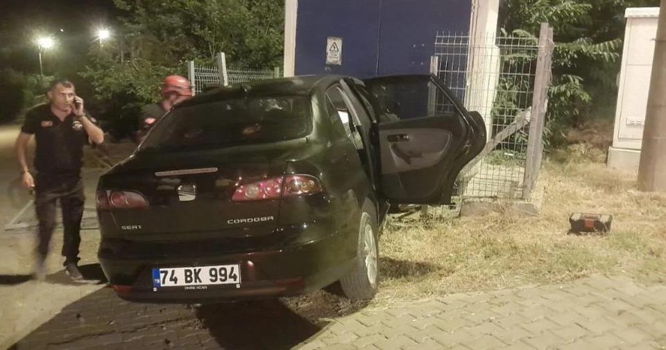 Kontrolden çıkan otomobil trafoya çarptı