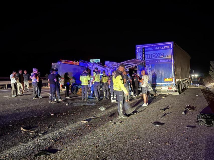 Tarım işçilerini taşıyan minibüs tıra çarptı: Kazada ölenlerin kimlikleri belli oldu