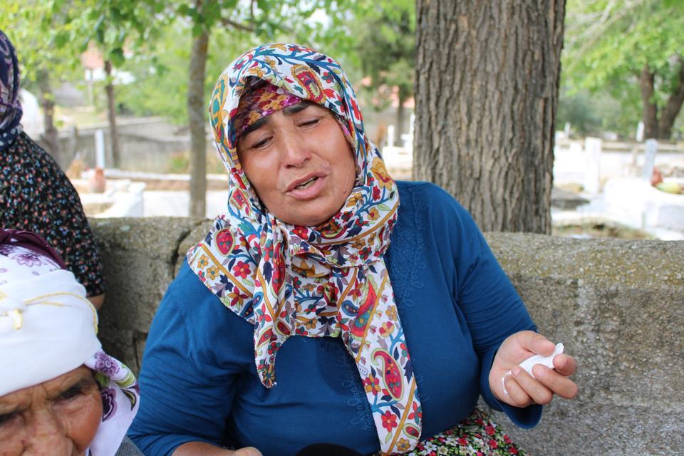 İKİ AY ÖNCE NEJLA'NIN EVLİLİĞİ İÇİN TOPLANAN SEVENLERİ, BU DEFA CENAZESİ İÇİN TOPLANDI KOCASI TARAFINDAN KESİLEREK HUNHARCA ÖLDÜRÜLEN NEJLA GELİN, GÖZYAŞLARI ARASINDA TOPRAĞA VERİLDİ NEJLA'NIN ANNESİ VE BABASI KATİLİN EN AĞIR ŞEKİLDE CEZALANDIRILMASINI İSTERKEN, BAZI YAKINLARI İSE KATİL DAMADIN EVLİLİĞİNE İZİN VEREN HEKİMLERE TEPKİ GÖSTERDİ