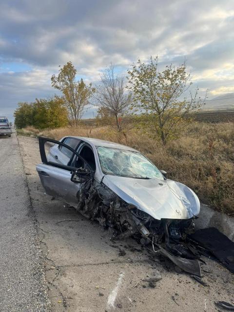 Refüje giren otomobilde 2 kişi yaralandı