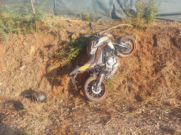 Seyir halindeki motosiklet devrildi; 1 yaralı