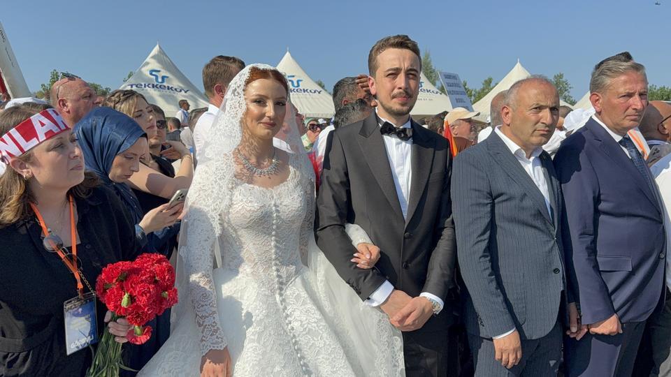 GELİN-DAMAT DÜĞÜN SALONU YERİNE TAYYİP ERDOĞAN'I KARŞILAMAYA GİTTİLER