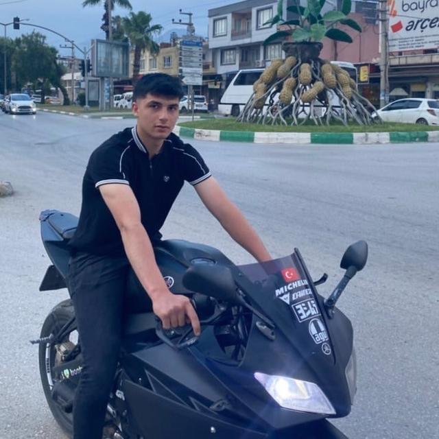 Mezarlıkta 2 genç boğazları kesik halde bulundu: Otomobilde şef bıçağı bulundu