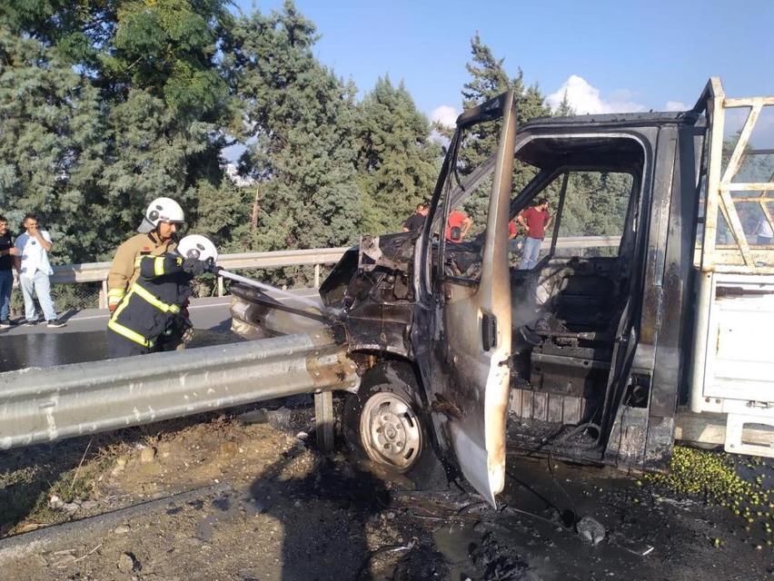 Bariyerlere çarpan pikap alev alev yandı