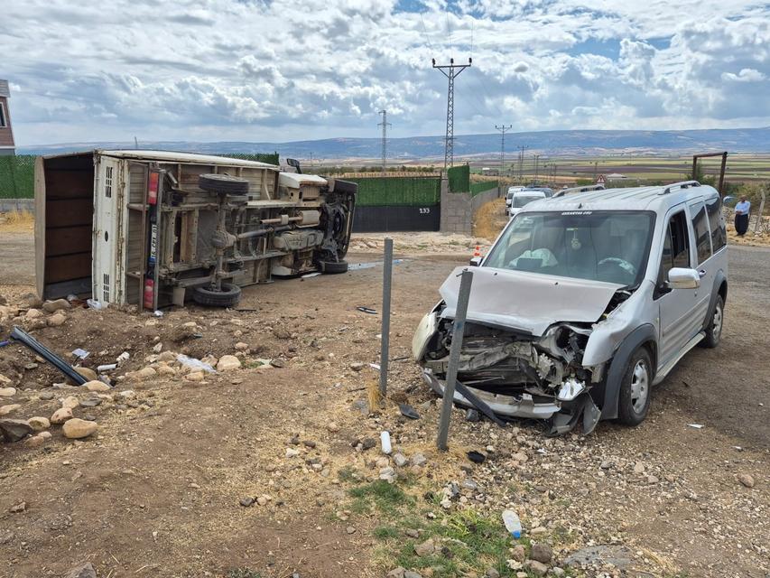 Hafif ticari araç ile kamyonet çarpıştı: 5 yaralı