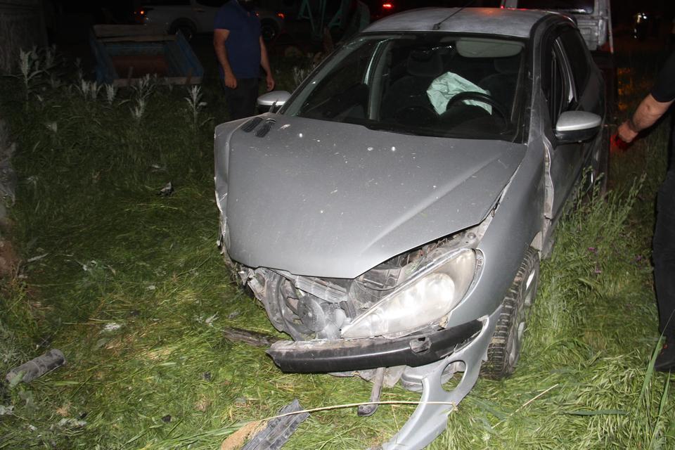 Elektrikli golf aracı ile otomobil çarpıştı: 3 yaralı