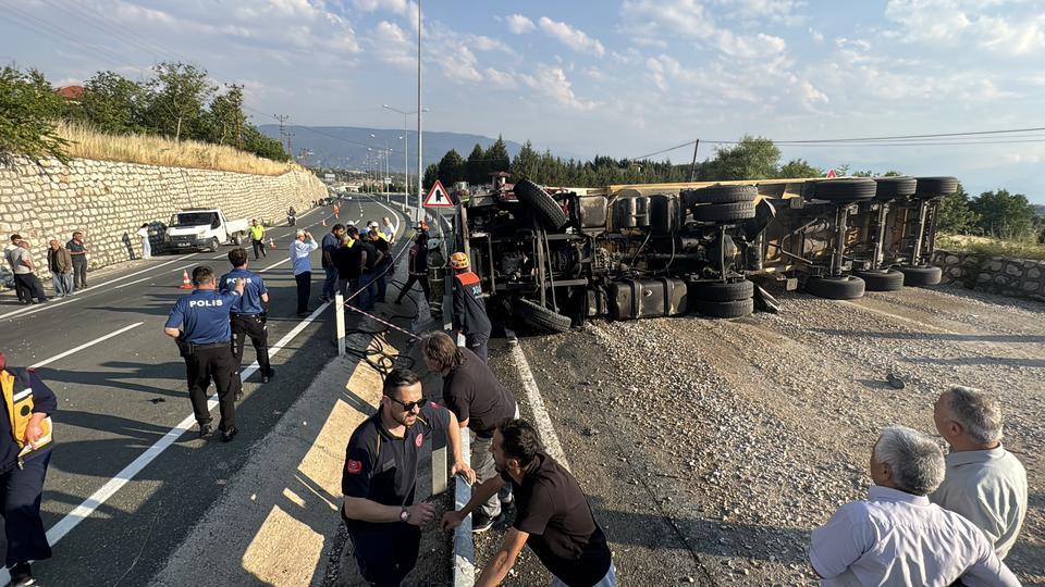 Devrilen çakıl yüklü tır alev aldı: 1 yaralı