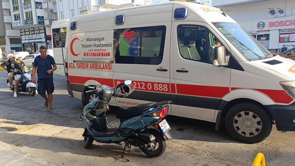 Motorlu bisiklet, araca çarpıp devrildi