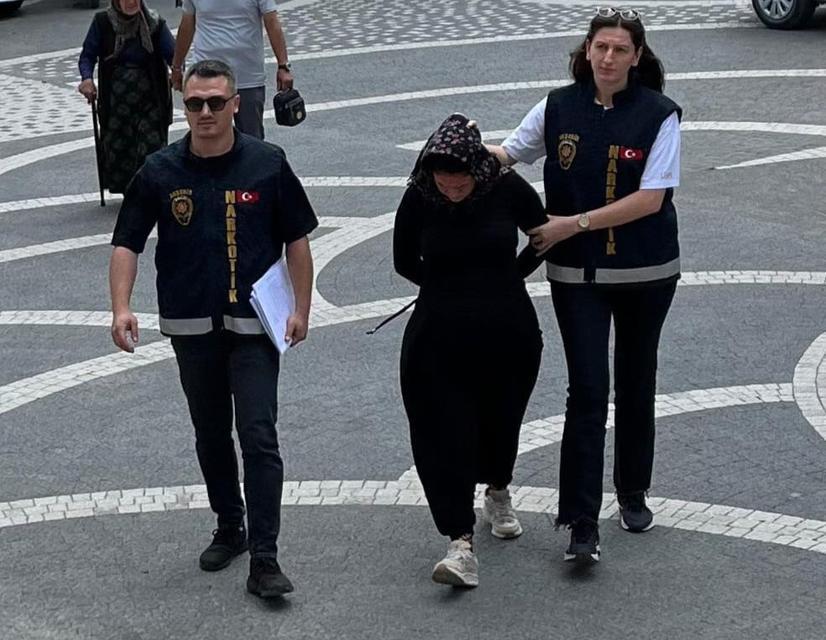 Tutuklu oğlunu ziyarete gitti, göğsünden 18 uyuşturucu hap çıktı