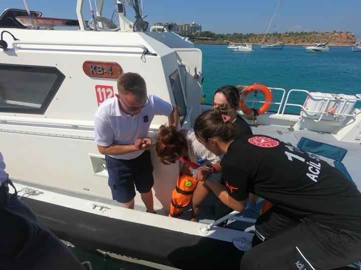 Didim'de karadan ulaşılamayan koyda yaralanan kişi denizden tahliye edildi