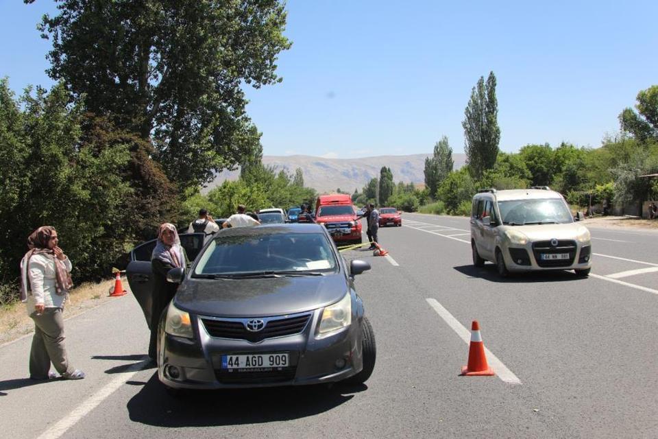 Otomobil ağaca çarptı: 2 ölü, 4 ağır yaralı