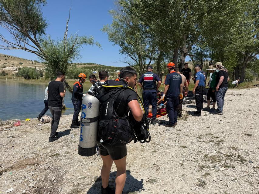 Teknesini kurtarmak isterken barajda can verdi