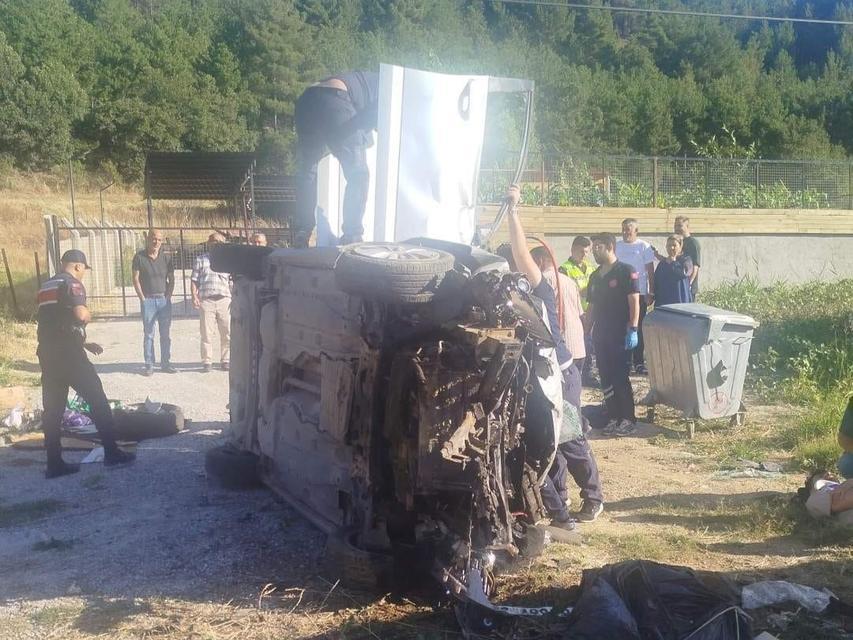 UŞAK'TA OTOMOBİL KARŞI ŞERİDE GEÇİP DEVRİLDİ: 1 ÖLÜ, 3 YARALI