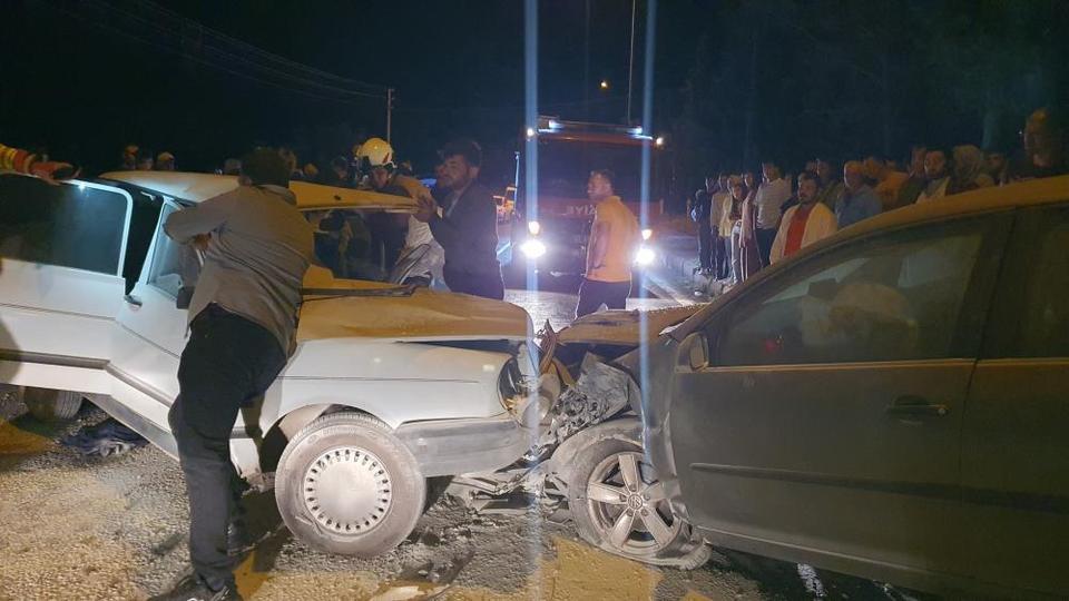 İki otomobil kafa kafaya çarpıştı: 7 yaralı