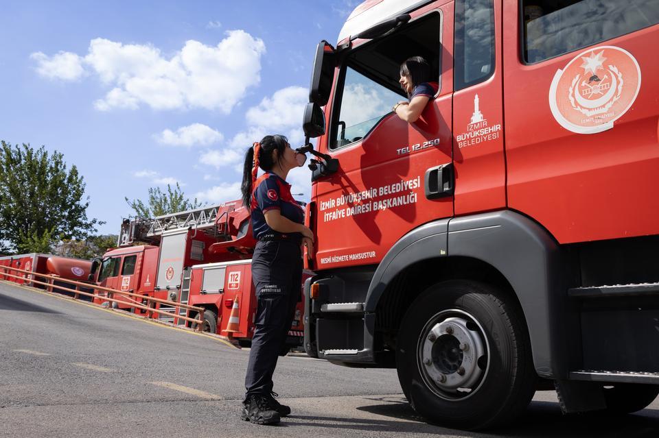 İZMİR'İN KADIN ATEŞ SAVAŞÇILARI 24 SAAT GÖREVE HAZIR İZMİR'İN KADIN İTFAİYECİLERİ YETENEKLERİYLE GÖZ DOLDURUYOR İTFAİYE ŞOFÖRÜ AYET KÜTÜKBAŞ: "HİÇBİR ZORLUK KADIN İTFAİYECİLERİ YILDIRAMAZ" İTFAİYE ERİ SİMGE AKBULUT: "EĞER BU MESLEĞİ YAPMAK İSTEYEN KADINLAR VARSA HAYALLERİNİN PEŞİNDE KOŞSUNLAR" DEPREMDE ENKAZDAN İTFAİYECİLER KURTARDI, O DA İTFAİYECİ OLDU