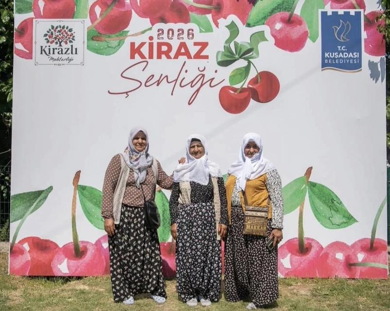 Kuşadası'ndaki Kiraz Şenliği binlerce ziyaretçiyi ağırladı