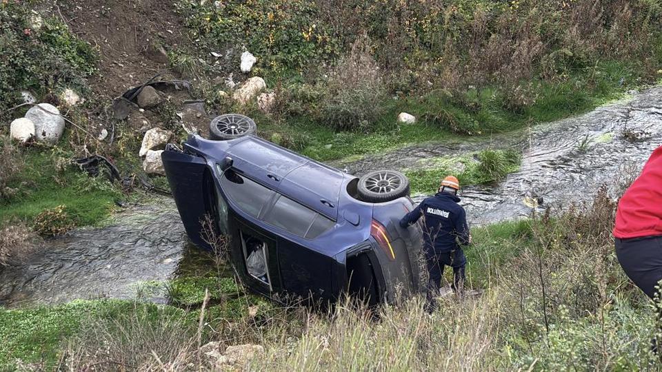 Kontrolden çıkan otomobil, dereye uçtu: 2 yaralı