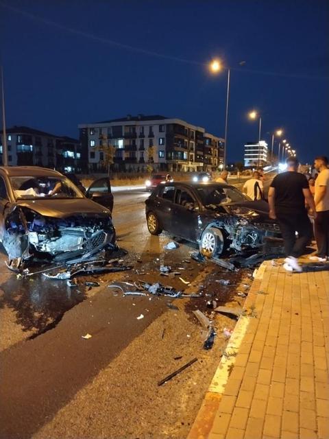 Otomobil ile SUV araç çarpıştı: 8 yaralı