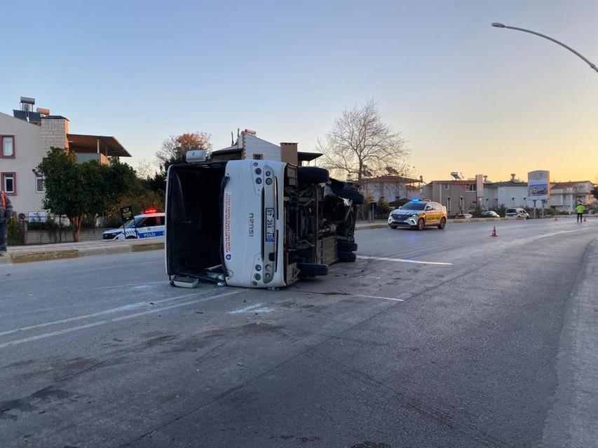 Midibüs ile otomobil çarpıştı