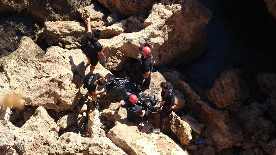 ANTALYA'DA KAYIP OLARAK ARANAN KADININ CANSIZ BEDENİ 35 METRELİK FALEZLERİN DİBİNDE BULUNDU GÜVENLİK KAMERALARINDAN GİDİŞ YÖNÜ TAKİP EDİLDİ, ÖLÜM HABERİNİ ALAN EŞİ GÖZYAŞLARINA BOĞULDU