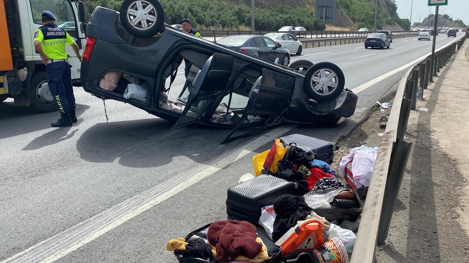 Beton bariyere çarparak takla atan araç ters döndü: 3 yaralı