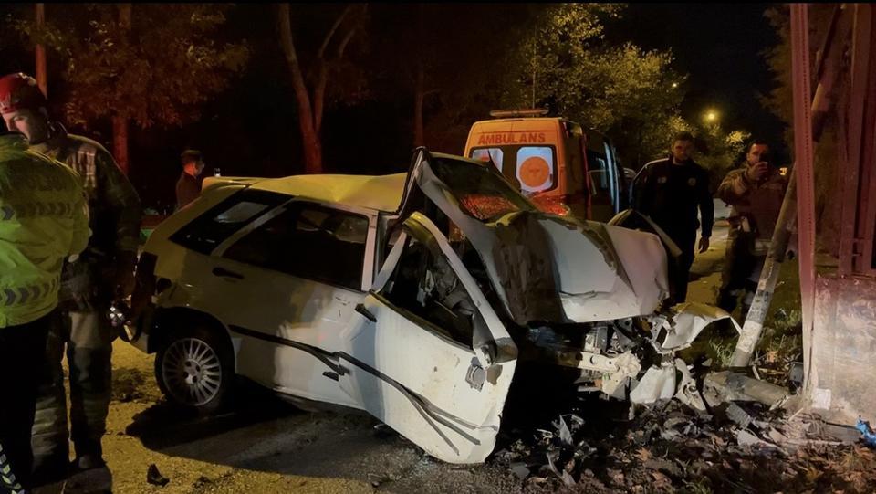 Kontrolden çıkan araç duvara çarptı