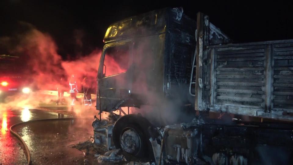 Seyir halindeki tır alev topuna döndü