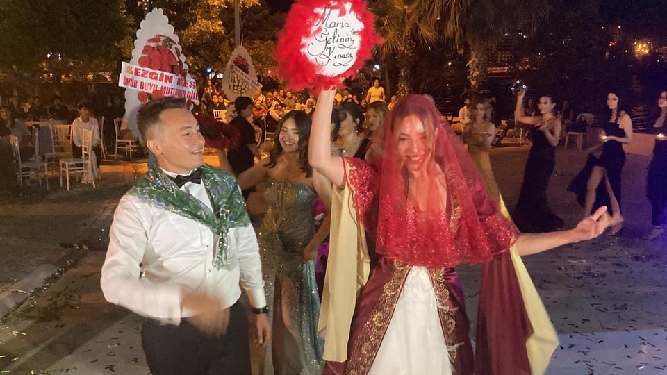 İLK GÖRÜŞTE AŞKLA BAŞLADI: SİBİRYALI GELİNE TÜRK USULÜ DÜĞÜN MERSİN ERDEMLİ'DE AÇIK HAVADA YAPILAN DÜĞÜNLE MESAFELERİ TANIMAYARAK AŞKIYLA EVLENEN MARİİA'YA KINA YAKILDI, ARDINDAN DA DAMADIN ÖNÜNDE TESTİ KIRDI DAMAT İLYAS CAN KİL: "AŞKIN GÜCÜ 10 BİN KİLOMETREYİ AŞTI VE BURAYA KADAR GELDİ" GELİN MARİİA SADNOVA: "BEN CAN İÇİN SİBİRYA'DAN ERDEMLİ'YE GELDİM, GELİNCE ANLADIM Kİ TÜRKİYE ÇOK GÜZEL"