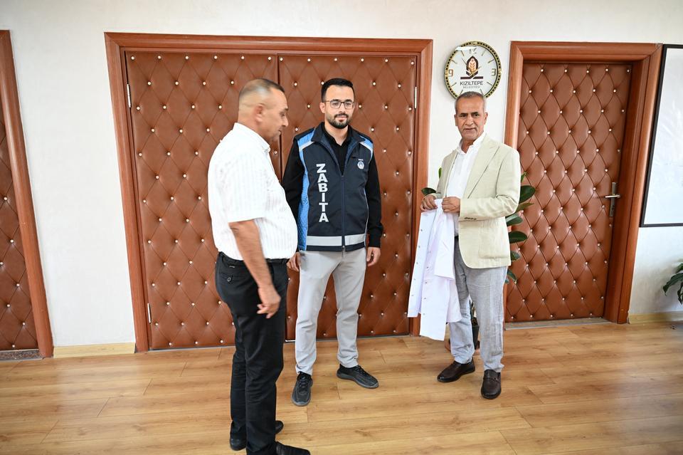 KIZILTEPE BELEDİYESİNDE ÇALIŞAN ZABITA MEMURU AZMİYLE DOKTOR OLDU