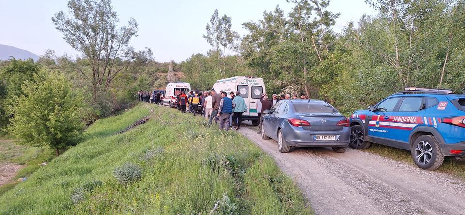 Devrilen traktörün altında kalan sürücü hayatını kaybetti