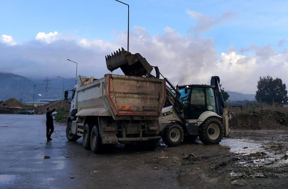 Efeler'in ekipleri kamu kurumunun döktüğü molozları temizledi