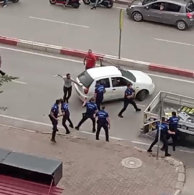 TABELASINA EL KONULAN ESNAF ZABITAYA BIÇAKLA SALDIRDI ADANA'DA KALDIRIM İŞGALİ YAPAN ESNAFA YÖNELİK UYGULAMA YAPAN ZABITA EKİPLERİNE TABELASI ALINAN BİR ESNAF BIÇAKLA SALDIRINCA BİBER GAZI İLE ETKİSİZ HALE GETİRİLDİ