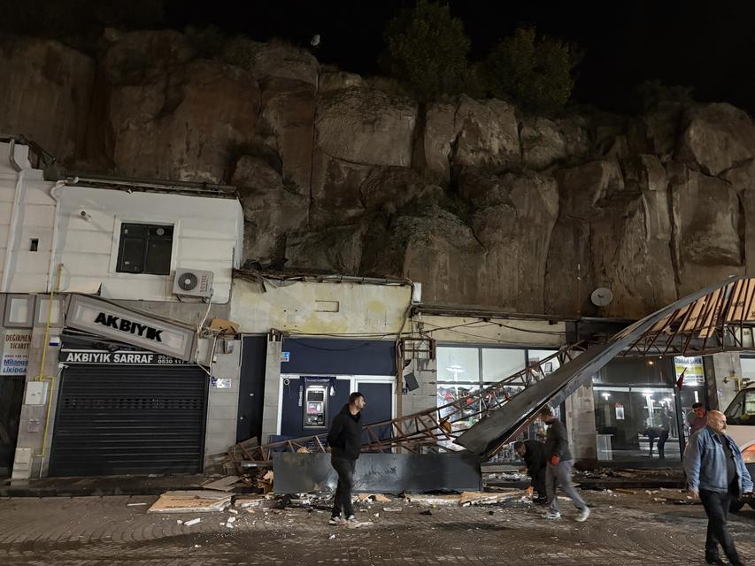 Otomobil dükkanların üzerine uçtu: 1 yaralı