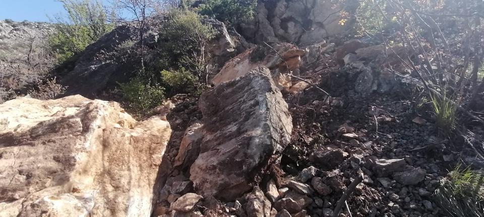 AMASYA'DA DAĞDAN KOPAN DEV KAYA PARÇALARI KORKUTTU