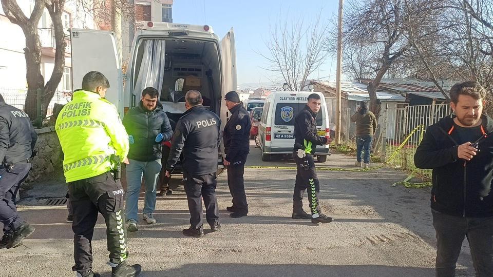 ESKİ EŞİNİ VE KIZINI ÖLDÜREN ŞÜPHELİ ADLİYEYE SEVK EDİLDİ KONYA'DA ESKİ EŞİNİ VE KIZINI ÖLDÜREN CİNAYET ZANLISI, ÇALIŞTIĞI HASTANEYE ELLERİ KELEPÇELİ OLARAK GETİRİLEREK SAĞLIK KONTROLÜNDEN GEÇİRİLDİ