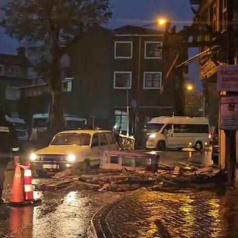 Yağış nedeniyle bina çöktü