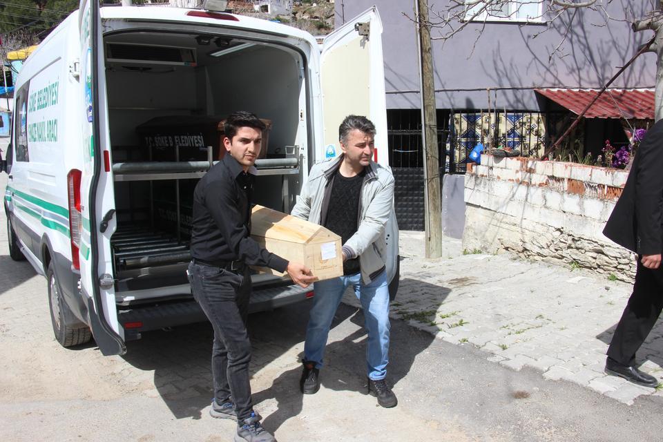ÖZ BABALARI TARAFINDAN ÖLDÜRÜLEN BEBEKLER AYNI TABUTTA TAŞINDI YAN YANA GÖMÜLEN BEBEKLERE MEZARDA İSİMLERİ VERİLDİ AĞABEY VEFA KESKİN, BABASININ ÖLDÜRÜP GÖMDÜĞÜ 2 KARDEŞİ DAHA OLDUĞUNU İLERİ SÜRDÜ