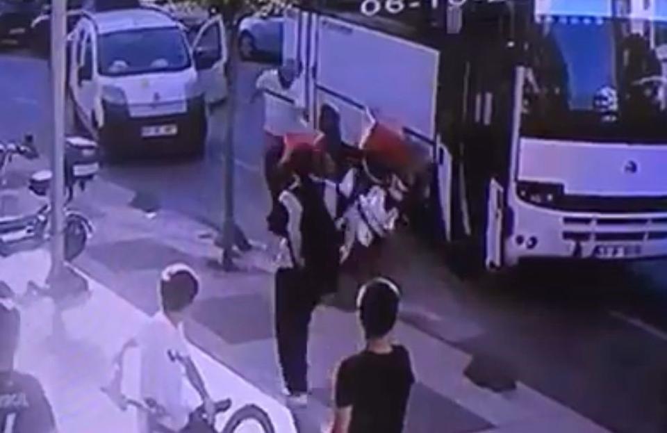 Trafik magandası kuryeye dehşeti yaşattı