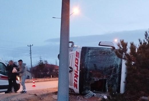 Yolcu otobüsü devrildi: Çok sayıda yaralı